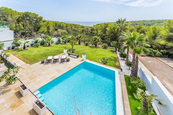 Sea views garden and pool in high quality property Mallorca for sale in Cala Vinyas
